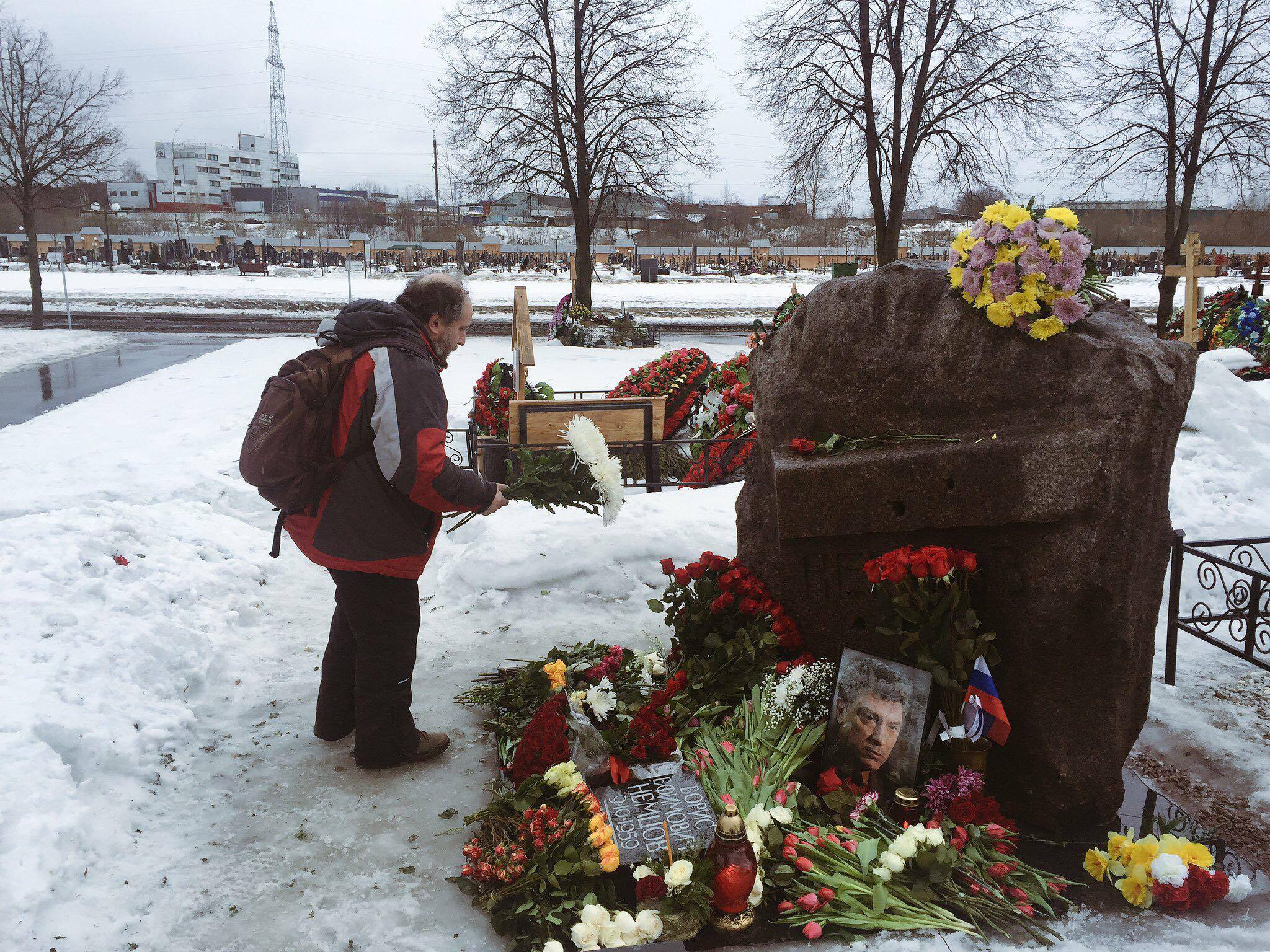 Похороны бориса клюева. Саша Валдаев похоронен на Троекуровском кладбище. Троекуровское кладбище Клюев. Троекуровское кладбище зимой.