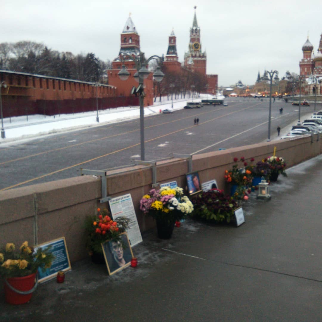 Мемориал на Немцовом (Большом москворецком) мосту на месте убийства Бориса Немцова. Возле парапета моста стоят портреты Немцова, цветы и лампады. На заднем плане виден Васильевский спуск, башни Кремля и часть храма Василия Блаженного